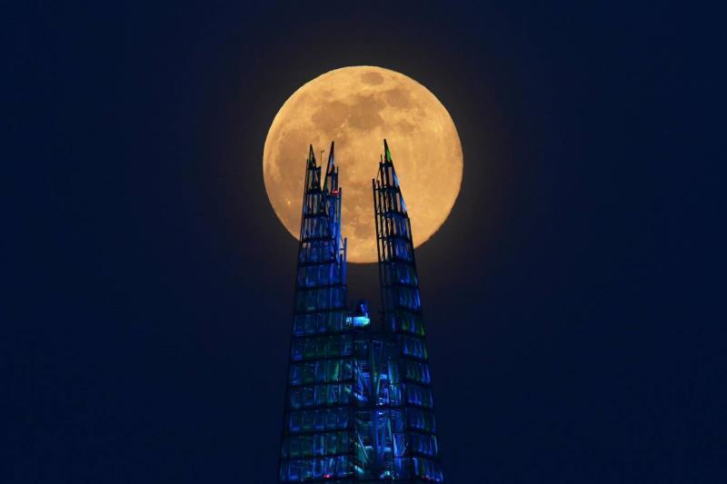  
Siêu trăng sau cao ốc Shard tại London (Anh). (Ảnh: Reuters)