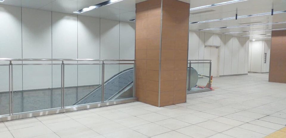  
Khu vực di chuyển giữa các tầng được lắp đặt thang máy và thang bộ. (Ảnh: HCMC Metro)