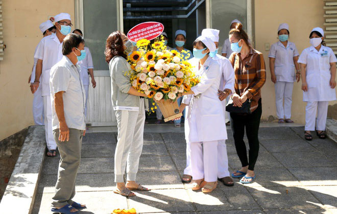  
Bệnh nhân được công bố khỏi bệnh tặng hoa cảm ơn bác sĩ trong ngày xuất viện (Ảnh: Hanoimoi)