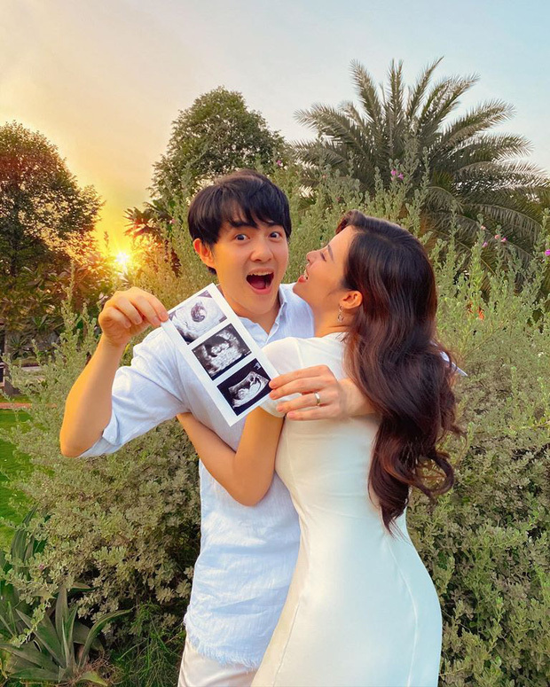  
Đông Nhi - Ông Cao Thắng báo đang mang thai con đầu lòng sau 5 tháng kết hôn. (Ảnh: FBNV)