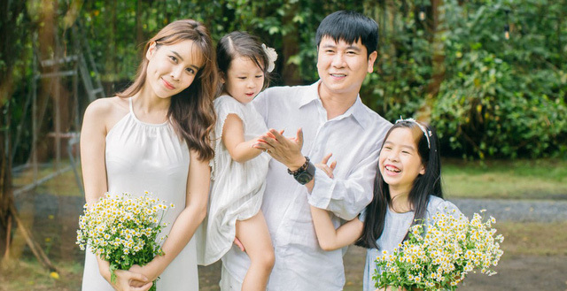  
Gia đình nhạc sĩ Hồ Hoài Anh có hai tiểu công chúa. (Ảnh: FBNV)