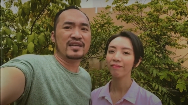  
Vợ chồng Thu Trang - Tiến Luật truyền năng lực tích cực đến các y bác sĩ. (Ảnh: chụp màn hình)