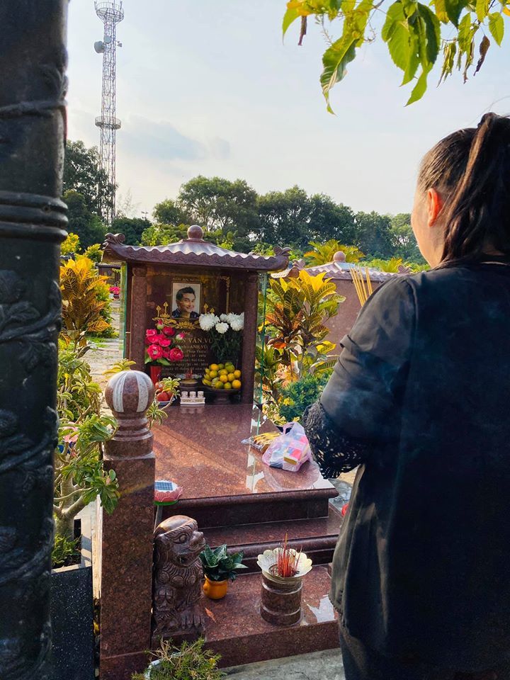  
Hồng Vân đến thăm mộ cố nghệ sĩ Anh Vũ tròn 1 năm ngày mất​. (Ảnh: FBNV) - Tin sao Viet - Tin tuc sao Viet - Scandal sao Viet - Tin tuc cua Sao - Tin cua Sao