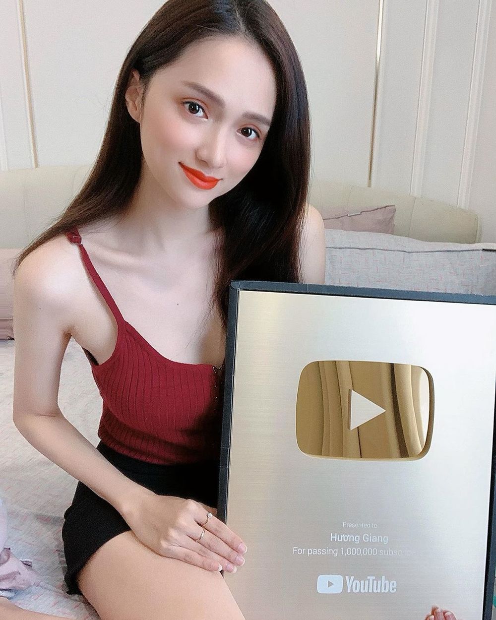  
Trong kỳ nghỉ dài này, Hương Giang cũng đã đạt hơn 1 triệu subcriber trên Youtube và nhận được nút vàng đáng quý của mình. (Ảnh: FBNV)