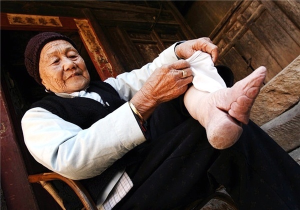  
Ngày nay tại một số vùng của Trung Quốc, người ta vẫn tìm thấy các cụ già từng bó chân lúc còn nhỏ. (Ảnh: Sina)