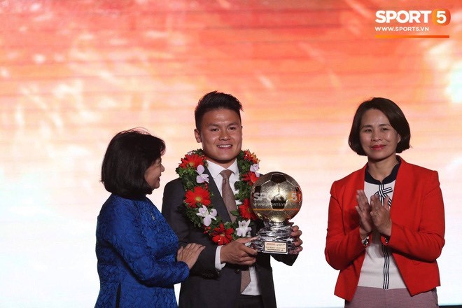  
Quang Hải lên nhận giải Quả Bóng Vàng năm 2018. (ẢNh: Sport 5)
