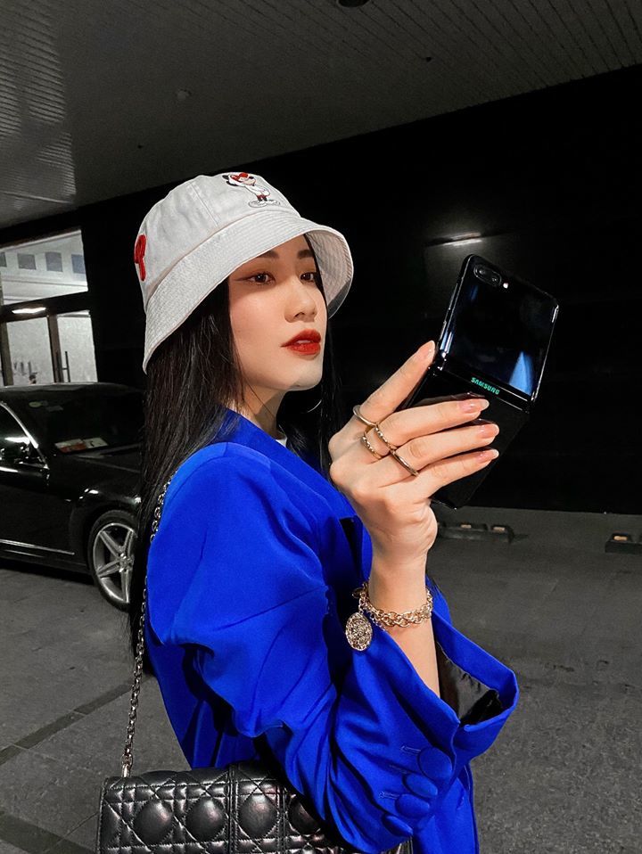  
Á hậu Nguyễn Huỳnh Kim Duyên khoe outfit mùa dịch "trendy" của mình. Người đẹp đeo phụ kiện Versace và túi xách Dior. (Ảnh: FBNV)