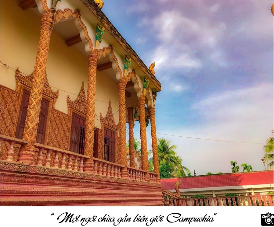  
Ngôi chùa nằm gần biên giới với Campuchia nên mang trong mình nhiều nét đặc sắc văn hóa Angkor thời xa xưa.
