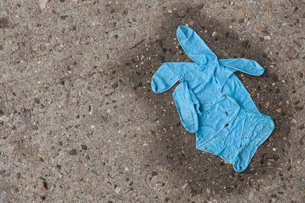  
Những chiếc găng tay bằng nhựa sẽ rất khó để phân hủy. (Ảnh: Unilad).