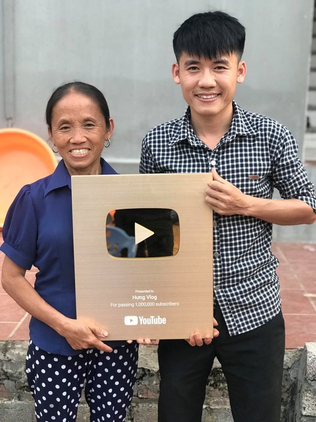  
Hình ảnh bà Tân Vlog cùng con trai nhận nút vàng do YouTube trao tặng. (Ảnh: FBNV)