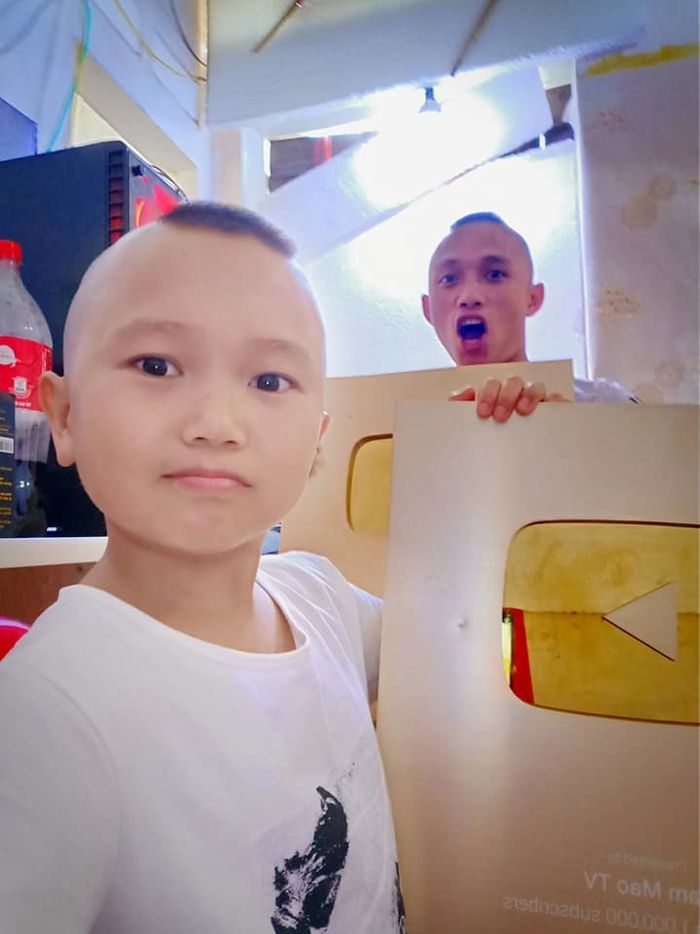  
Hình ảnh nhận nút vàng từ YouTube được anh em nhà Tam Mao đăng tải trên Facebook. (Ảnh: FBNV)