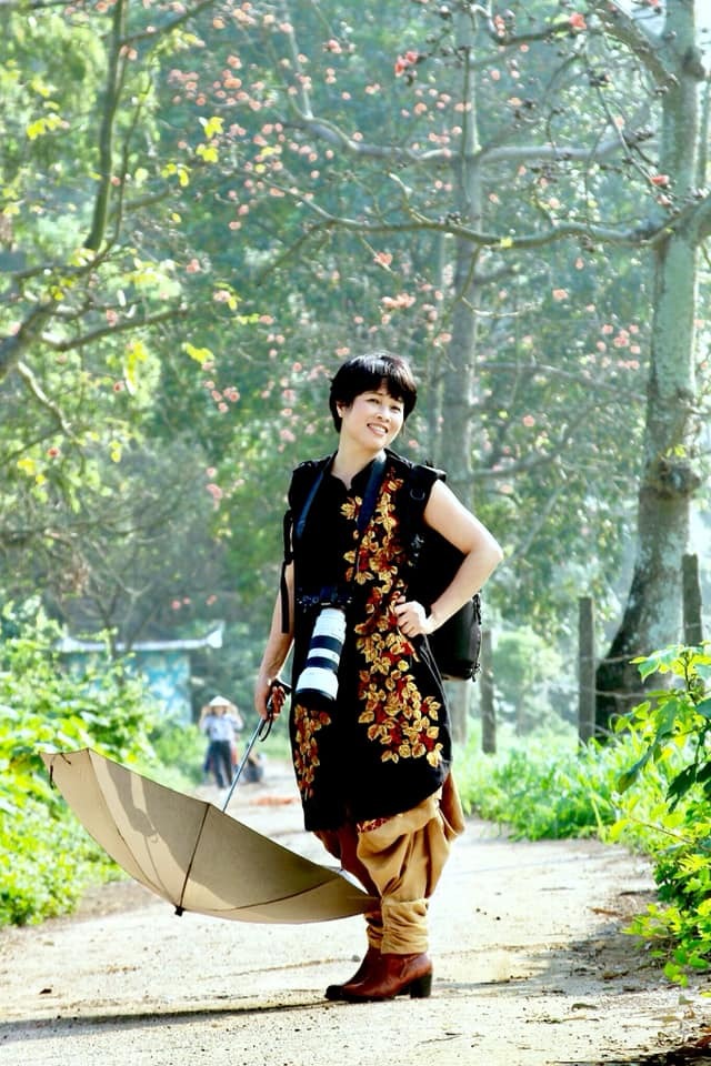  
Chị Quyên Hoa là 1 nhà thiết kế yêu thích thời trang thêu tay. (Ảnh: NVCC)