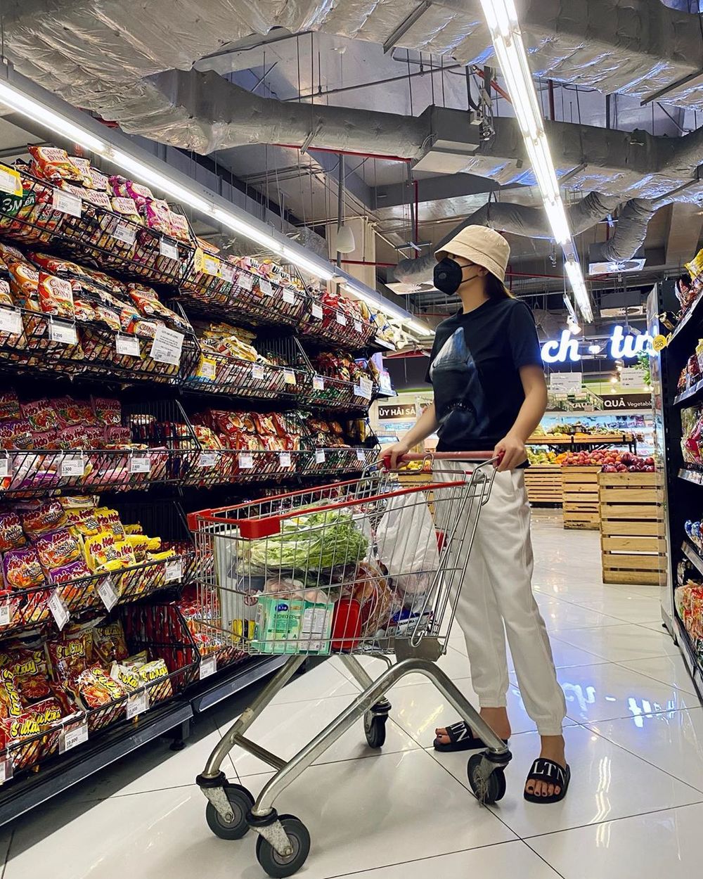  
Nàng Hậu tự đi siêu thị, dự trữ lương thực trong những ngày dịch. (Ảnh: Instagram nhân vật)