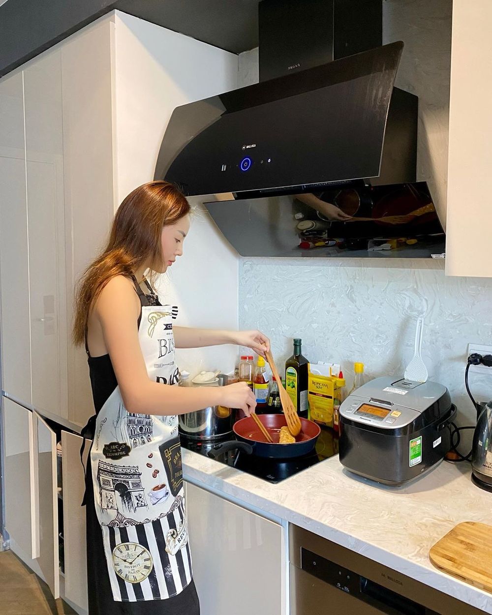  
Và vào bếp để thực hiện những món ăn eat clean, tránh tăng cân trong thời gian nghỉ ở nhà. (Ảnh: Instagram nhân vật)