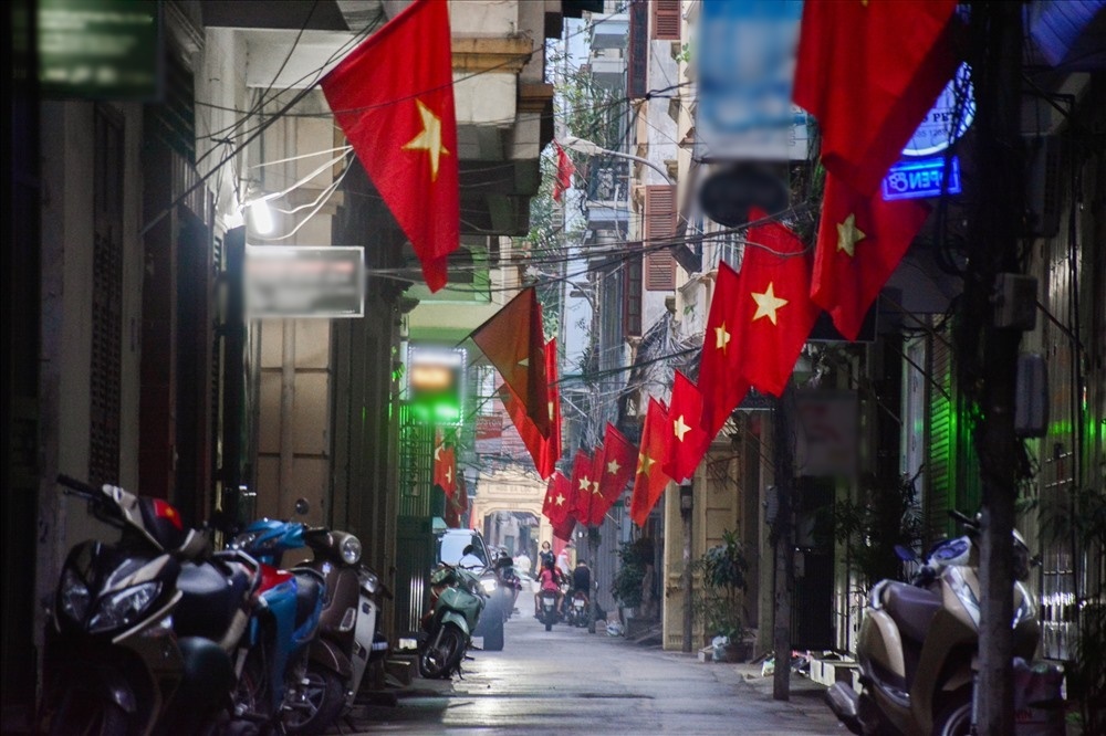 
Một con phố ở Hà Nội được mọi người treo cờ nhân dịp lễ lớn. (Ảnh: Báo Lao Động)