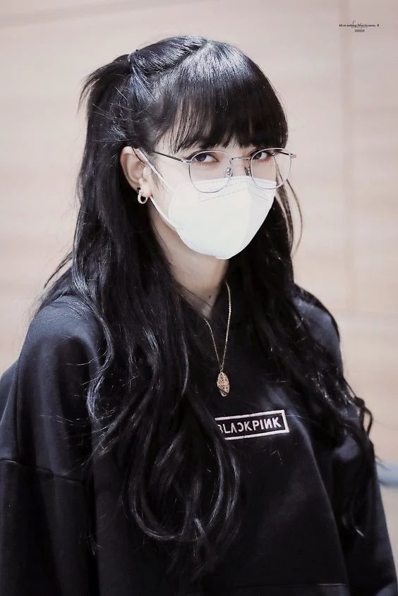  
Idol trong lần xuất hiện ở sân bay mới đây, ngay cả khi đeo khẩu trang, đôi mắt mèo và kiểu buộc tóc của Lisa cũng nằm trong top tìm kiếm. (Ảnh: Minh họa)