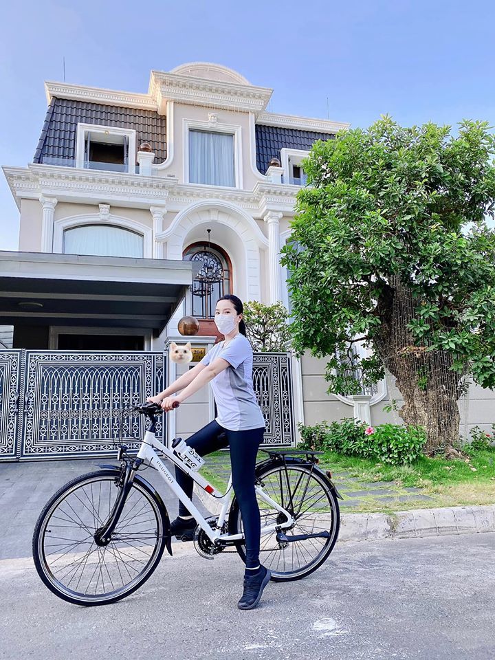  
Cô đạp xe tập thể dục trước khuôn viên nhà. (Ảnh: FBNV) - Tin sao Viet - Tin tuc sao Viet - Scandal sao Viet - Tin tuc cua Sao - Tin cua Sao