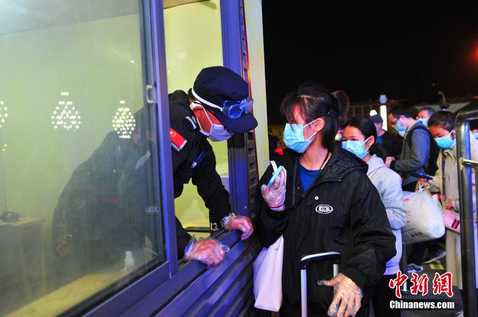 
Hành khách trang bị đủ găng tay, khẩu trang. (Ảnh: China News).