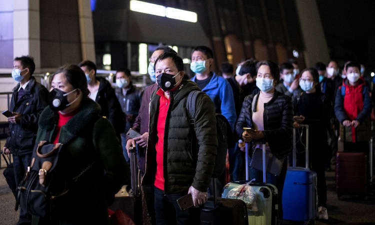  
Rất nhiều người tập trung tại bến xe, sân bay, ga tàu gây nên nôi lo ngại bùng dịch lần 2 do cư dân Vũ Hán đổ xô ra đường. (Ảnh: AFP).
