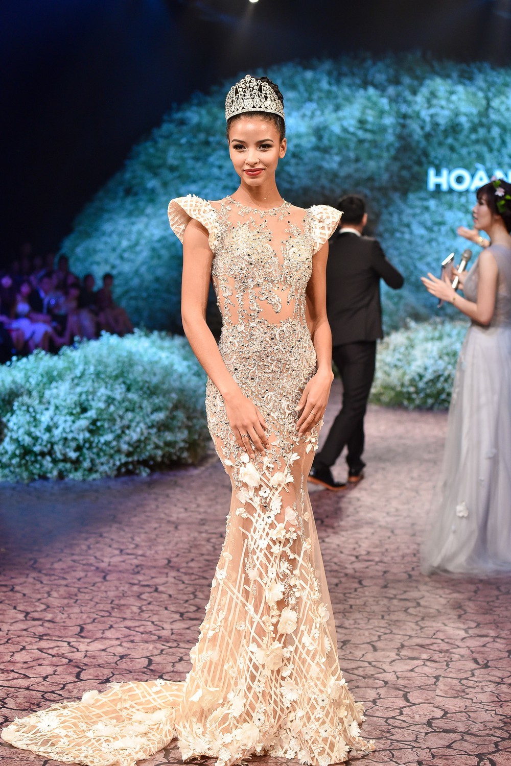  
Mẹ chồng Hà Tăng mua lại chiếc váy do Hoa hậu Pháp mặc với số tiền 20.000 USD khiến cư dân mạng trầm trồ về độ chịu chi của bà. Ảnh: Baomoi