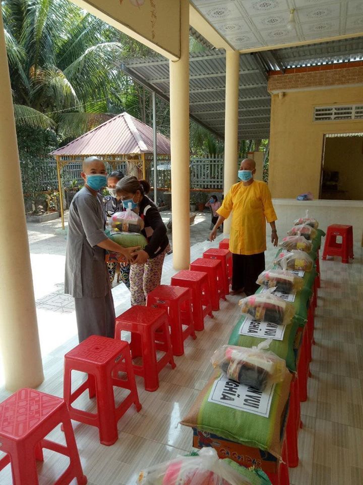  
Các địa phương, chùa cũng hỗ trợ anh trong việc gửi quà bao gồm: Gạo, nước tương, xà phòng diệt khuẩn, mì gói. (Ảnh: FBNV) - Tin sao Viet - Tin tuc sao Viet - Scandal sao Viet - Tin tuc cua Sao - Tin cua Sao