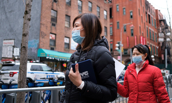  
Người dân tại New York đeo khẩu trang khi ra đường để phòng dịch. (Ảnh: EPA)