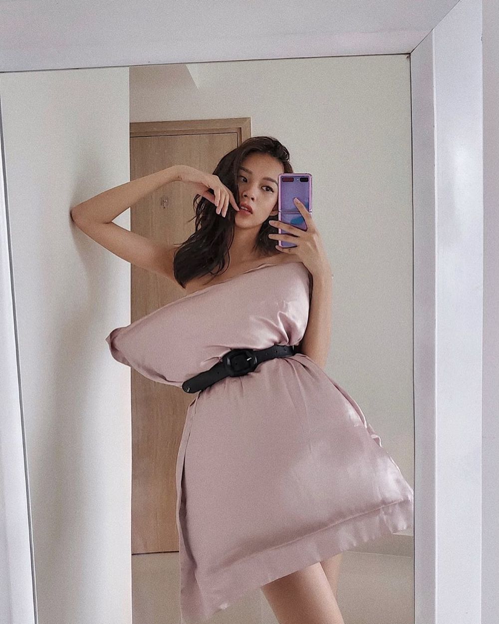  
Phí Phương Anh dùng mẫu gối tím hồng, tương đồng với màu điện thoại người đẹp sử dụng. (Ảnh: Instagram nhân vật)