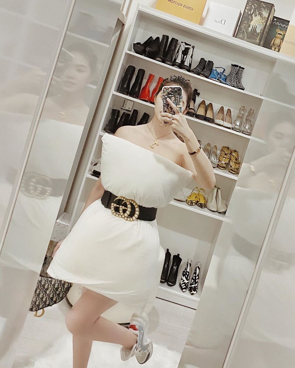  
Jolie Nguyễn "bắt trend" vừa khoe thời trang, vừa khoe tủ đồ hiệu phía sau. Người đẹp phối thắt lưng Gucci 24 triệu đồng cùng túi xách Dior 70 triệu. (Ảnh: Instagram nhân vật)