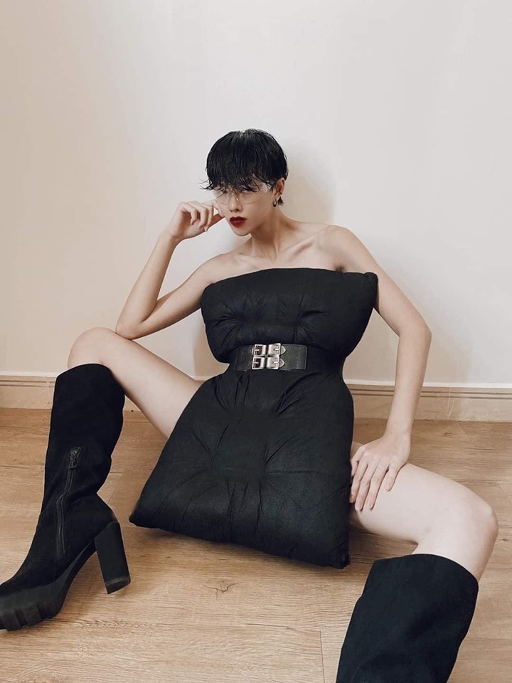  
Người mẫu Hà Kino cá tính với sắc đen, người đẹp tạo dáng ngồi táo bạo không kém Thùy Dương. (Ảnh: Instagram nhân vật)