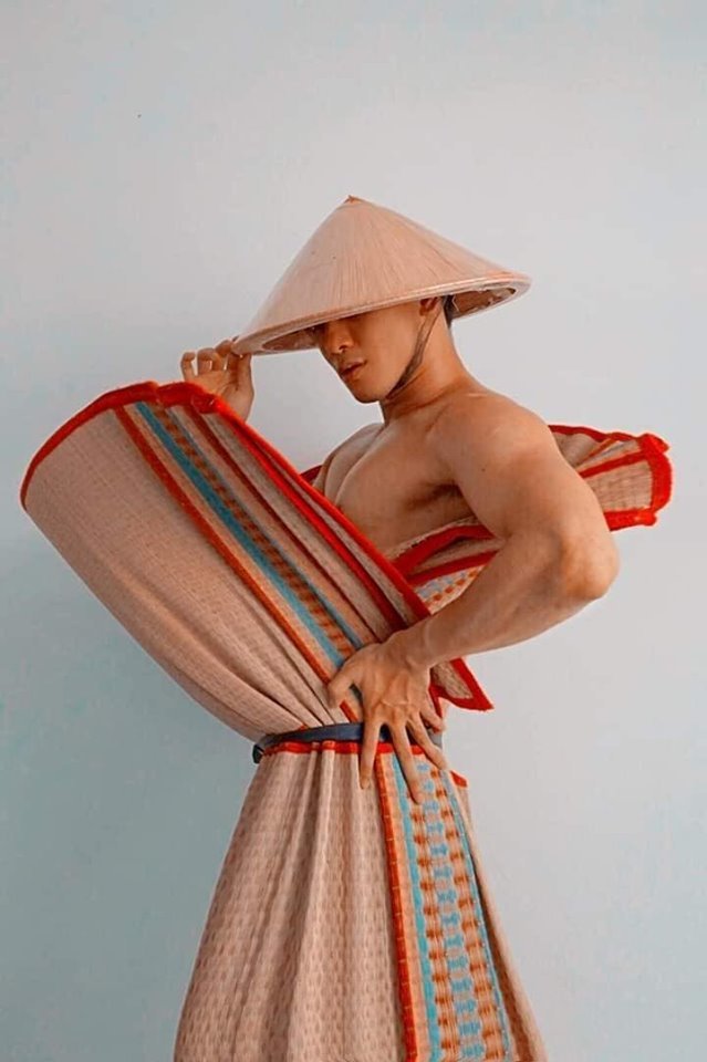  
Tôn Tuấn Kiệt xuất sắc khi thiết kế chiếc chiếu cói thường ngày thành chiếc váy cúp ngực. Học trò Võ Hoàng Yến đội nón lá để tăng tính Việt Nam (Ảnh: FBNV)