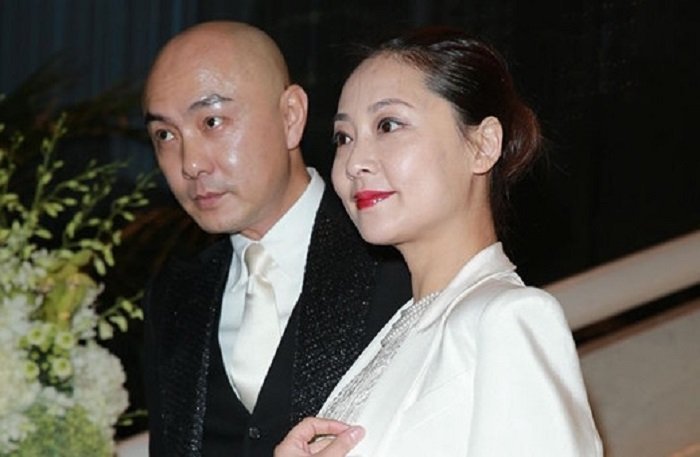 
Trương Vệ Kiện sánh đôi cùng vợ là Trương Tây. (Ảnh: Instagram)