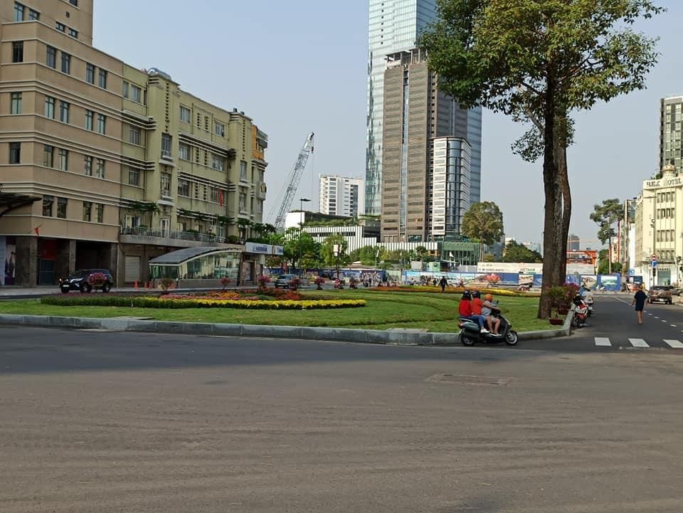  
Công viên Lam Sơn thuộc trục đường thương mại, sẽ là điểm đến thú vị với nhiều người khi ghé thăm Sài Gòn. (Ảnh: Trung Lê)