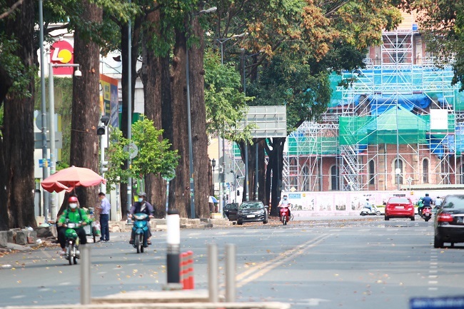  
Đường phố Sài Gòn vắng vẻ trong những ngày giãn cách xã hội. (Ảnh: Dân Trí)