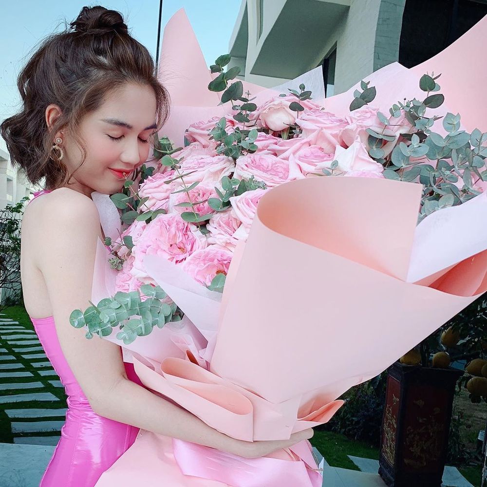  
Hình ảnh hạnh phúc với bó hoa hồng của Ngọc Trinh, đây là lần đầu tiên cô nhắc đến người yêu mới trên MXH. (Ảnh: Instagram nhân vật)