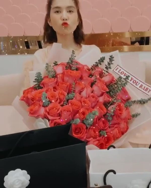  
Trong ngày 8/3, cô tiếp tục được tặng một bó hoa hồng với dòng chữ "love you baby" và hai mẫu túi Chanel đắt giá. (Ảnh: Chụp màn hình)