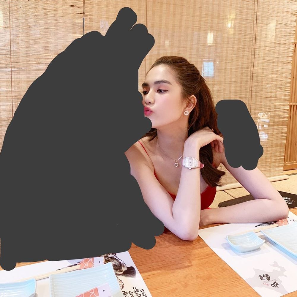  
Hình ảnh gần đây nhất Ngọc Trinh nhắc về người yêu trên MXH, cô nàng che hết bạn trai chỉ để caption "Cậu gấu". (Ảnh: Instagram nhân vật)