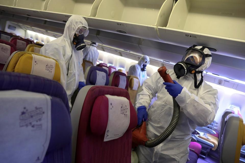  
Nhân viên y tế khử trùng máy bay để đảm bảo an toàn cho hành khách trong mùa dịch (Ảnh minh họa: Reuters)