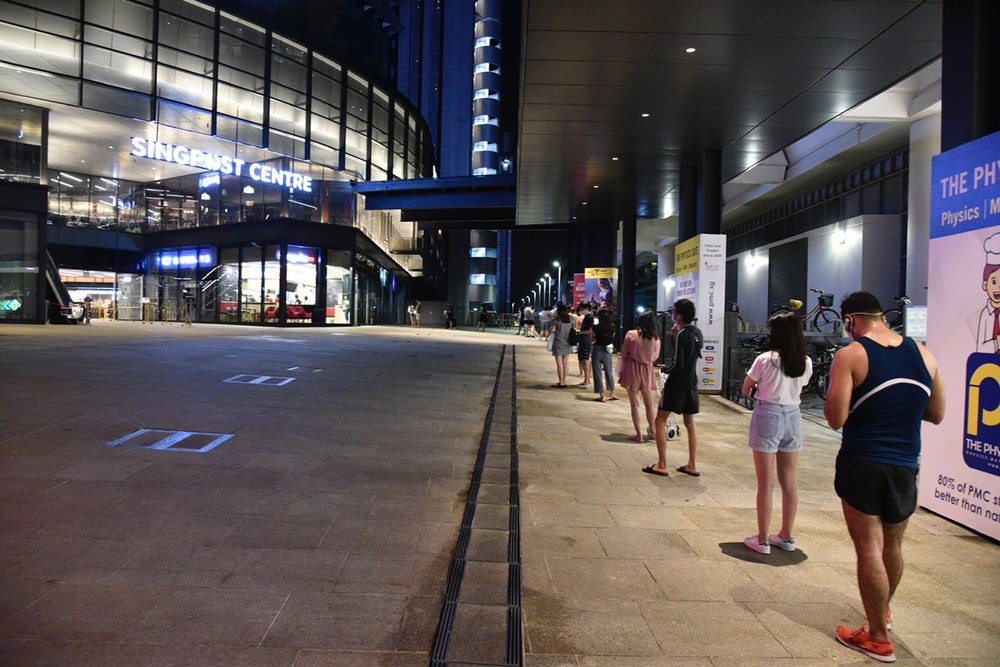  
Dọc con đường toàn là người đợi mua trà sữa. Ảnh: Straits Times