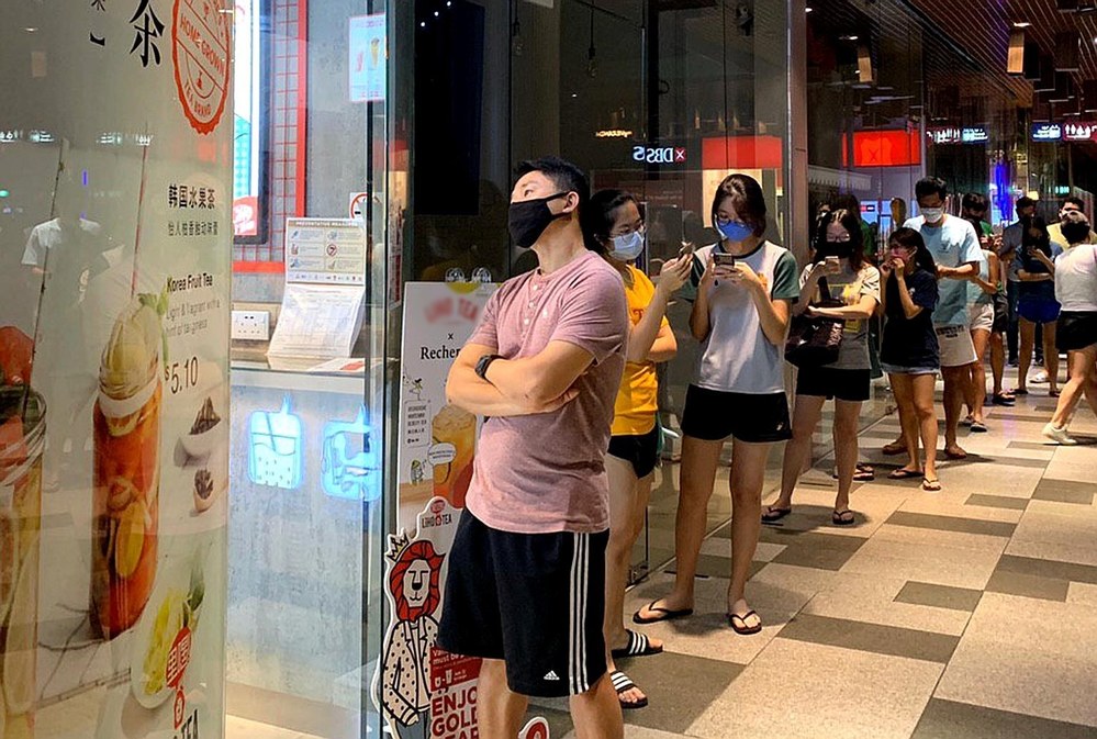  
Những quán trà sữa là nơi thu hút nhiều người mua nhất trước khi có lệnh tạm đóng cửa vào ngày 22/4. Ảnh: Straits Times