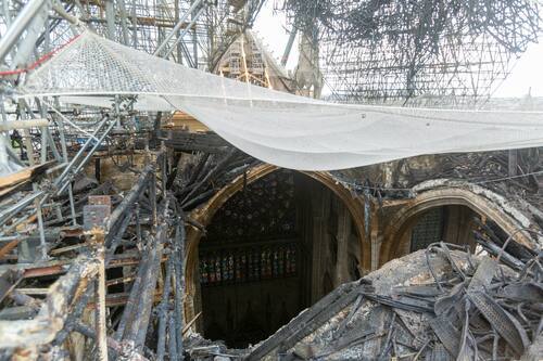  
3 tháng sau đám cháy, khung cảnh tại Nhà thờ Đức Bà Paris vẫn tan hoang. Ảnh: UNESCO