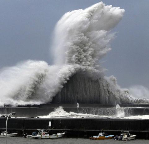 
Nhật Bản thường xuyên phải đối mặt với những cơn động đất, sóng thần. Ảnh: Reuters