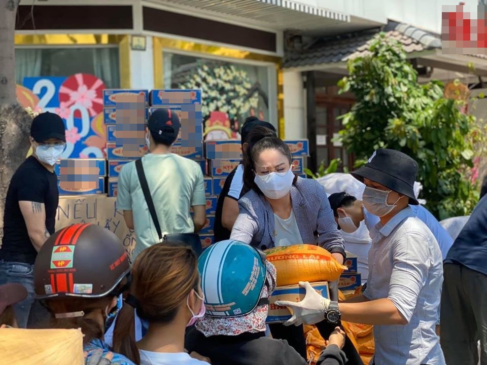  
Giữa thời tiết nắng 38 độ của Sài Gòn, Nhật Kim Anh cùng ê-kíp đã có buổi thiện nguyện đầy ý nghĩa. (Ảnh: FBNV) - Tin sao Viet - Tin tuc sao Viet - Scandal sao Viet - Tin tuc cua Sao - Tin cua Sao