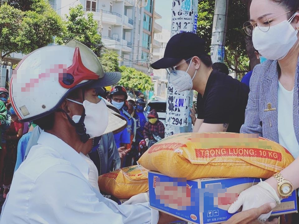  
Nhật Kim Anh cho rằng dù của ít lòng nhiều, cô mong với số thực phẩm cũng giúp phần nào khó khăn đến với những hộ gia đình. (Ảnh: FBNV) - Tin sao Viet - Tin tuc sao Viet - Scandal sao Viet - Tin tuc cua Sao - Tin cua Sao