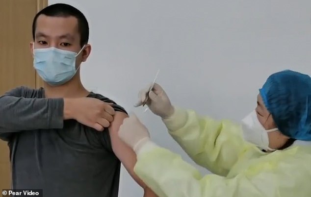  
Một tình nguyện viên đang được tiêm vắc xin ngừa Covid-19. (Ảnh: Pear Video)