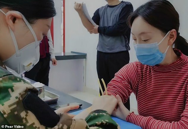 108 tình nguyện viên sau khi tiêm thử vắc xin ngừa Covid-19 đã được cách ly tập trung tại Trung tâm y tế dịch vụ đặc biệt Vũ Hán. (Ảnh: Pear Video)