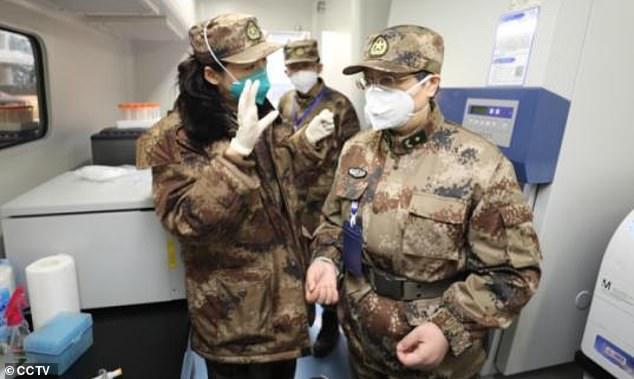  
Nữ tướng Chen Wei (bên phải) - người tham gia nghiên cứu lọai vắc xin ngừa Covid-19. (Ảnh: CCTV)