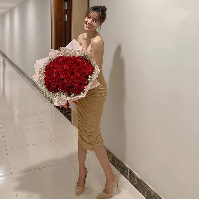  
Lan Ngọc ôm bó hoa được Chi Dân tặng trong ngày Valentine. Ảnh: Instagram