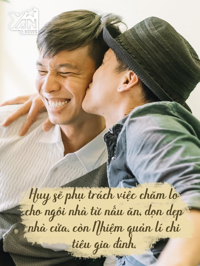  
John Huy Trần và Huỳnh Nhiệm luôn dành cho nhau những điều ngọt ngào. Ảnh: YAN