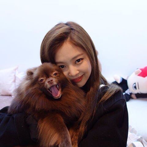 
Jennie cùng cún cưng Kuma nổi tiếng (Ảnh: IG Jennie).