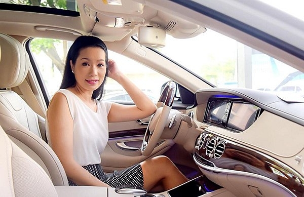  
Trịnh Kim Chi ngồi thử chiếc xe mới (Ảnh: FBNV) - Tin sao Viet - Tin tuc sao Viet - Scandal sao Viet - Tin tuc cua Sao - Tin cua Sao